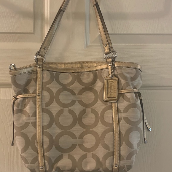 Authentic cross body/shoulder Coach purse. - Picture 3 of 13